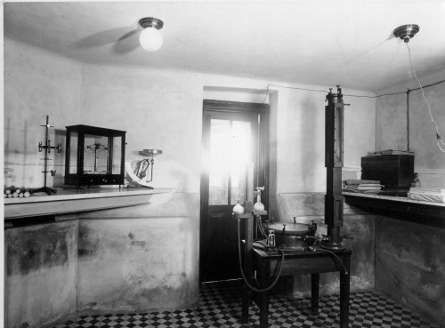 Série Avenida Paulista: a história de 5 gerações dos Belfort Mattos, do Observatório de São Paulo e da Dumont Adams. Observatório de São Paulo Sala de instrumentos com uma Câmara Barométrica Fuess ao centro 500x369 - Série Avenida Paulista: a história de 5 gerações dos Belfort Mattos, do Observatório de São Paulo e da Dumont Adams.